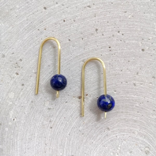 Minimalistische Lapislazuli Ohrringe, Messing Ohrhänger mit blauer Perle, Goldene Ohrstecker mit Lapis Lazuli