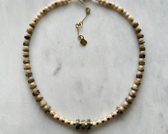 Vintage ketting van marmer en turkoois, ketting van gemengde kralen gemaakt van oude erfstukkralen, duurzaam cadeau-idee