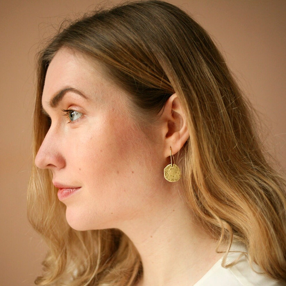 月のイヤリング、槌目加工の真鍮の円盤で作られた円形のイヤリング、ミニマリストジュエリー - Etsy 日本