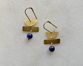 Små abstrakta mässingsörhängen med geometriska former och en ädelstenspärla, lapis lazuli-hängande örhängen