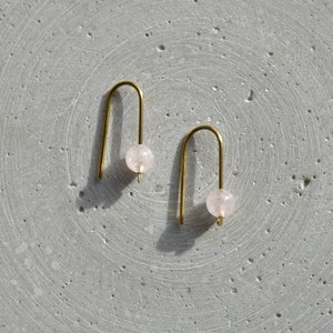 Pendientes de cuarzo rosa, pendientes minimalistas de perla, pequeños pendientes colgantes con piedra preciosa.
