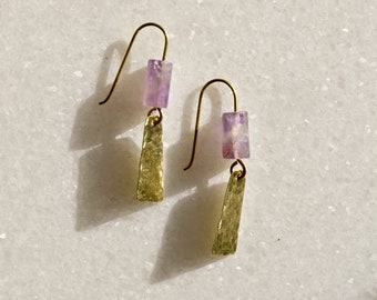 Amethyst Ohrhänger mit gehämmerten Messing Anhängern, Lila Naturstein Schmuck