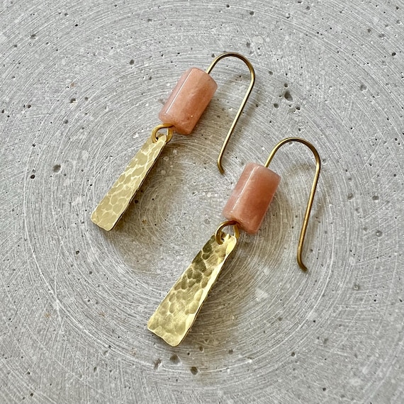 Sunstone Ohrhänger, Apricotfarbene Naturstein Ohrringe mit gehämmerten Messing Elementen