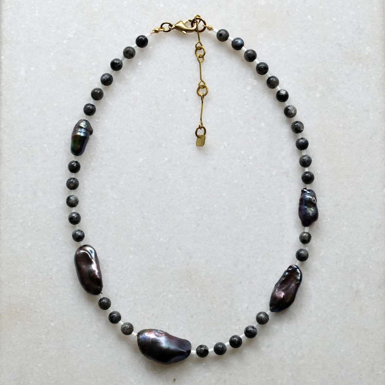 Keshi Perlen Kette mit Labradorit und Glasperlen, Unikat Halsketten mit großen Süßwasserperlen No. 2