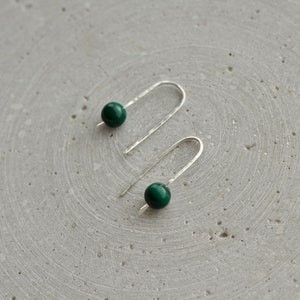 Boucles doreilles minimalistes en argent sterling Malachite Arch, boucles doreilles Pearl Dangle, cadeau pour sœur, bijoux en pierre naturelle verte image 5