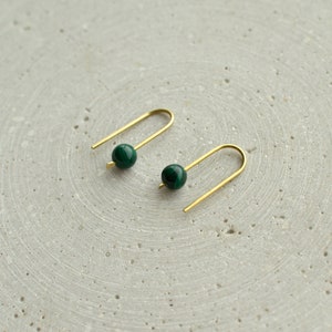 Boucles doreilles minimalistes en argent sterling Malachite Arch, boucles doreilles Pearl Dangle, cadeau pour sœur, bijoux en pierre naturelle verte image 6