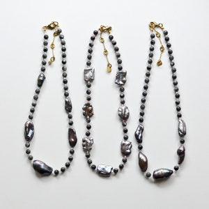 Keshi Perlen Kette mit Labradorit und Glasperlen, Unikat Halsketten mit großen Süßwasserperlen Bild 2