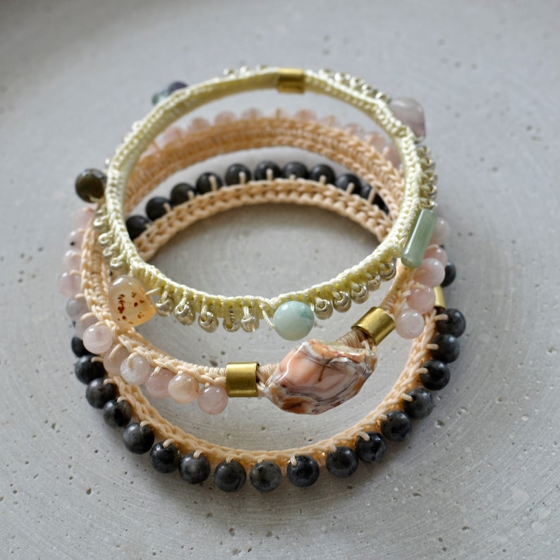 Labradorit Armreifen, Umhäkeltes Armband mit blassrosa Nylonkordel und Schmuckstein Perlen Bild 3