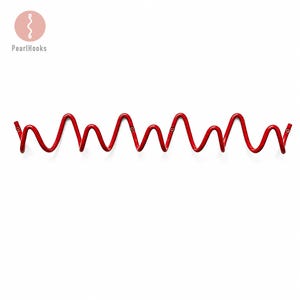 Puede incluir: Un perchero de pared de metal rojo con un diseño ondulado. El perchero tiene múltiples ganchos y está montado en una pared blanca. El logotipo de PearlHooks está en la esquina superior izquierda.