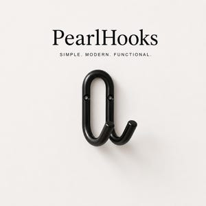 Op de afbeelding: Zwarte dubbele haak met een afgerond ontwerp. De haak is gemonteerd op een witte achtergrond. De tekst "PearlHooks" staat bovenaan, met "SIMPLE. MODERN. FUNCTIONAL." eronder.