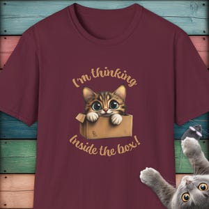 Camiseta de gatito pensando dentro de la caja, regalo para amantes de los gatos, camiseta divertida de animales, linda camiseta gráfica, camiseta de gatito juguetón, ropa de dibujos animados caprichosa.