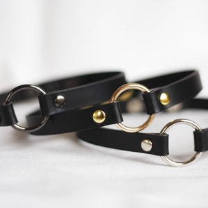 Schwarz Leder Choker Halsband O Ring Handgefertigtes Halsband Unikat mit Druckknöpfen Bild 2