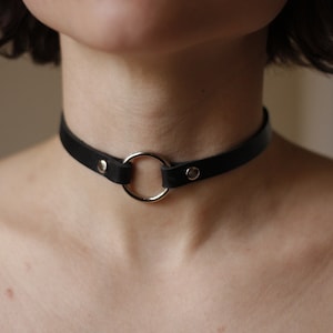 Schwarz Leder Choker Halsband O Ring Handgefertigtes Halsband Unikat mit Druckknöpfen Bild 1