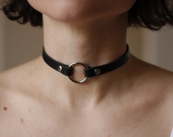 Schwarz Leder Choker Halsband O Ring Handgefertigtes Halsband Unikat mit Druckknöpfen