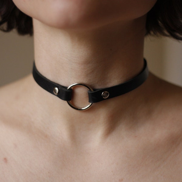 Schwarz Leder Choker Halsband O Ring Handgefertigtes Halsband Unikat mit Druckknöpfen