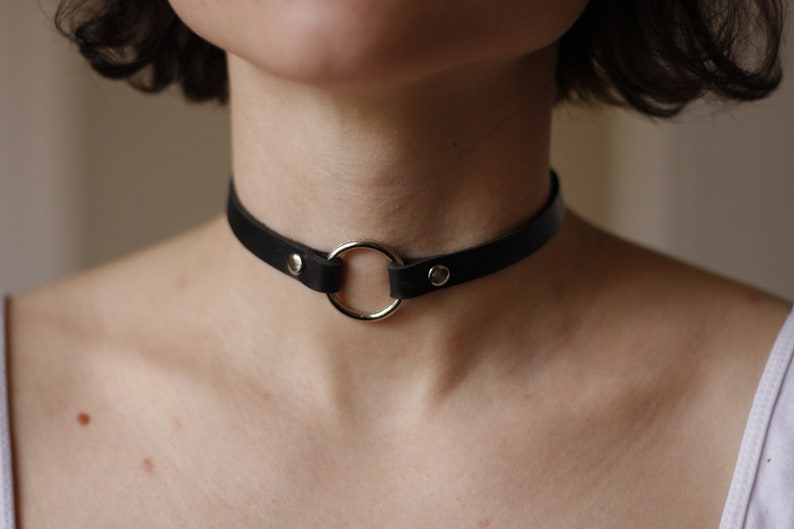 Schwarz Leder Choker Halsband O Ring Handgefertigtes Halsband Unikat mit Druckknöpfen Bild 1