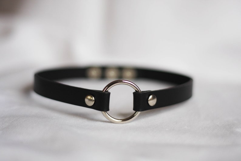 Schwarz Leder Choker Halsband O Ring Handgefertigtes Halsband Unikat mit Druckknöpfen Bild 3