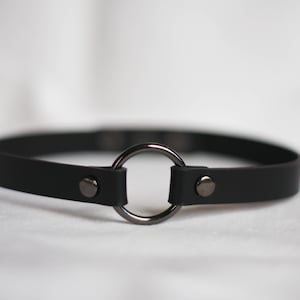 Schwarz Leder Choker Halsband O Ring Handgefertigtes Halsband Unikat mit Druckknöpfen Gun Metal Black