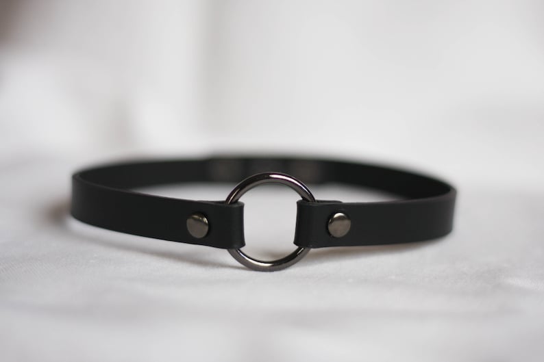 Schwarz Leder Choker Halsband O Ring Handgefertigtes Halsband Unikat mit Druckknöpfen Gun Metal Black