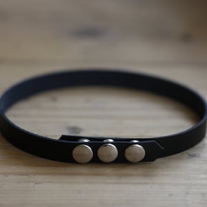 Handgefertigter schwarzer Veg-Tan-Leder-Halsband mit einer Breite von 10 mm Bild 7