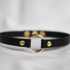 Schwarz Leder Choker Halsband O Ring Handgefertigtes Halsband Unikat mit Druckknöpfen Bild 4