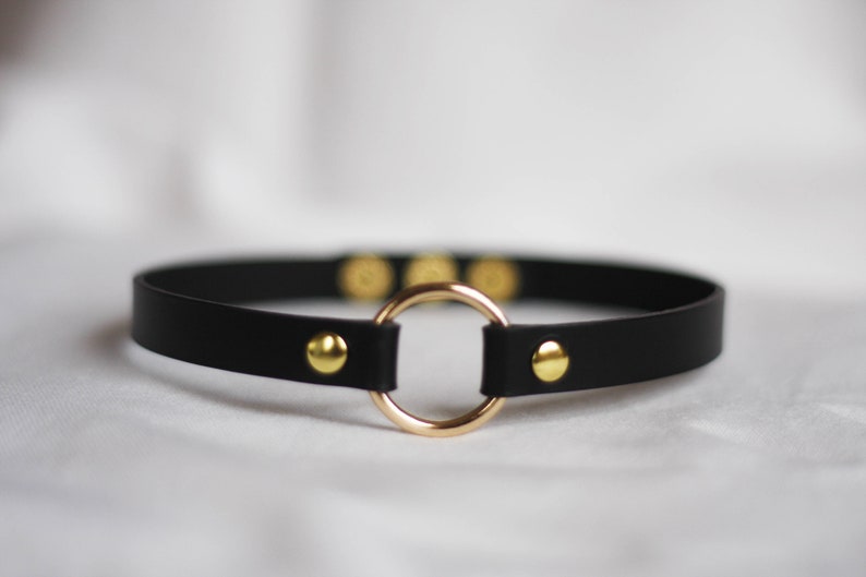 Schwarz Leder Choker Halsband O Ring Handgefertigtes Halsband Unikat mit Druckknöpfen Gold