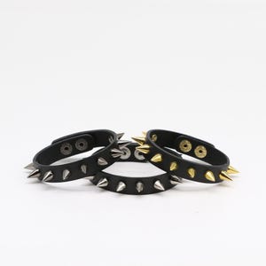 Svart läderarmband med spikar