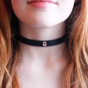 Gargantilla de cuero negro hecha a mano con letra de diamantes de imitación / Gargantilla con nombre y letra / Collar personalizado / Hecho a mano en Gales