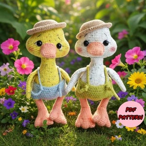 Pode incluir: Duas bonecas de pato de crochê, uma amarela e outra branca, usando chapéus pequenos e macacões. Os patos têm bicos e pés laranja e estão em um jardim com flores coloridas. A imagem inclui um círculo rosa com o texto "PDF PATTERN".