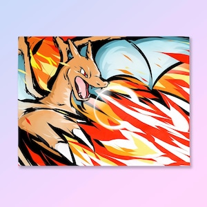 Puede incluir: Ilustración dinámica de Charizard, criatura con forma de dragón que exhala llamas. La obra de arte utiliza contornos negros audaces y una paleta de colores vibrantes, incluyendo llamas naranjas, rojas y amarillas sobre un fondo azul claro y blanco. Imagen estilizada.