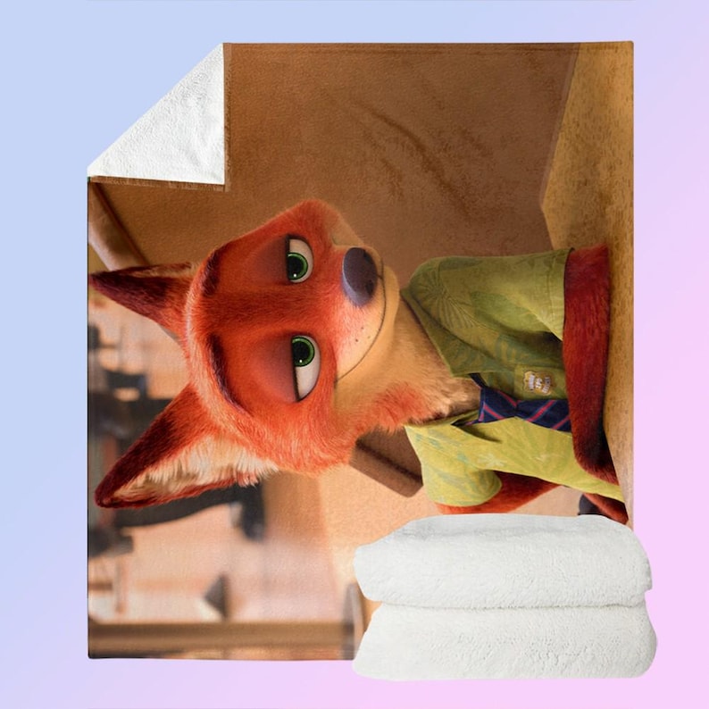 Puede incluir: Una manta blanca y afelpada con un personaje de zorro de dibujos animados. El zorro tiene pelaje naranja, ojos verdes y lleva una camisa verde. La manta est&aacute; doblada y apilada sobre otra manta blanca.