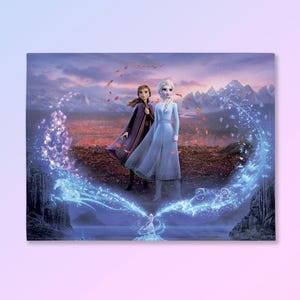 Könnte beinhalten: Ein rechteckiger Druck mit zwei animierten weiblichen Figuren aus dem Film Frozen. Eine Figur trägt ein blaues Kleid, die andere einen lila Umhang. Der Hintergrund zeigt eine Bergkette und blaue magische Effekte.