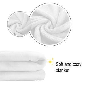 Puede incluir: Una manta blanca doblada con una textura suave y afelpada. La imagen incluye detalles de primer plano de la tela y el texto "Soft and cozy blanket."