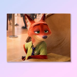 Puede incluir: Una impresi&oacute;n rectangular con Nick Wilde de Zootopia. El personaje es un zorro antropom&oacute;rfico con pelaje naranja, que lleva una camisa verde, una corbata a rayas azules y moradas y una peque&ntilde;a insignia. El fondo es un interior borroso.