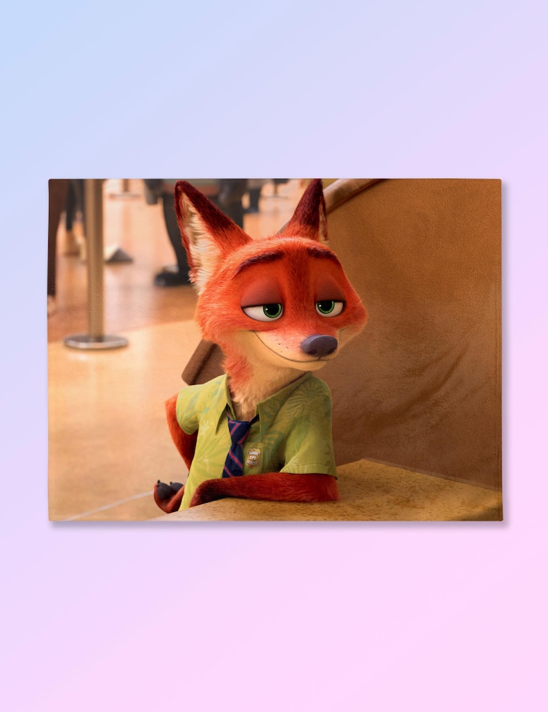Puede incluir: Una impresi&oacute;n rectangular con Nick Wilde de Zootopia. El personaje es un zorro antropom&oacute;rfico con pelaje naranja, que lleva una camisa verde, una corbata a rayas azules y moradas y una peque&ntilde;a insignia. El fondo es un interior borroso.
