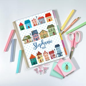 Gepersonaliseerde dagplanner 2025 in Happy Houses | Kies je startmaand | Aangepaste dagelijkse kalender | Cadeau makelaar | Cadeaus voor haar