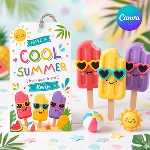 Peut inclure: Une étiquette cadeau sur le thème de l'été avec le texte "Have a Cool Summer" et un nom personnalisé. À côté de l'étiquette, trois décorations en forme de sucettes glacées portant des lunettes de soleil en forme de cœur. Un ballon de plage et un soleil souriant sont également présents.