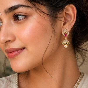 Pendientes Jhumka florales con rubí rosa chapados en oro de 18 quilates, pendientes Jhumki indios dorados, pendientes colgantes de perlas, joyería Bollywood con cristales de circonita cúbica