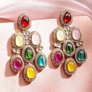 Brincos de lustre com pedras preciosas multicoloridas, brincos pendentes com cristais em arco-íris, joias douradas estilo boho para casamento, brincos coloridos em formato de gota para ela.