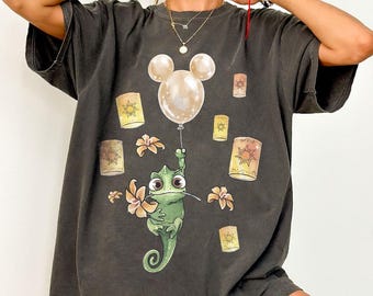 Camiseta retrô do Pascal de Enrolados, camiseta da Rapunzel com lanterna, camiseta da Princesa Disney, camiseta com lanterna flutuante, camiseta com balão do Mickey, presente para viagem à Disneylândia/WDW