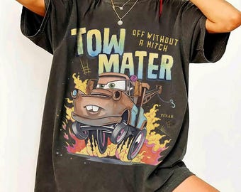 Camiseta Vintage Tow Mater Off Without A Hitch, Camiseta Pixar Cars Radiator Springs, Camiseta Disney Muscle Graphic, Roupa de Férias 2026
