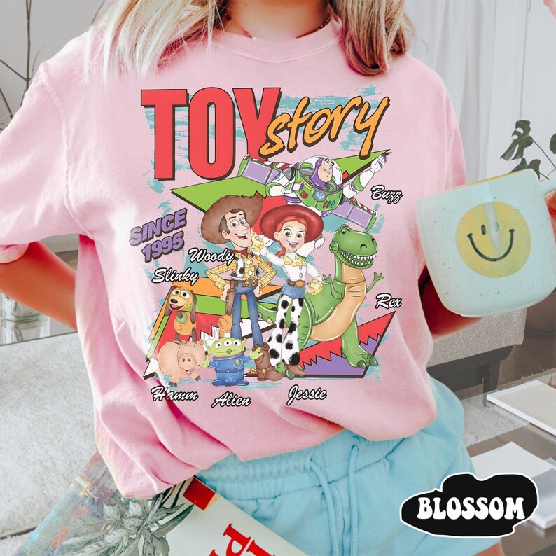 Retro Toy Story Comfort Farben Shirt, Woody Buzz Rex T-Shirt, Pixar Familienurlaub Shirt, Disneyland Reise T-Shirt, BTW passendes Familien Shirt Geschenk Bild 5