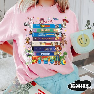 Koszulka z filmu Disney z lat 90. na kasecie VHS, koszulka z postaciami z filmu Pixar Toy Story Up Incredibles, koszulka z filmem animowanym w stylu vintage, strój na rodzinną wycieczkę do Disneylandu zdjęcie 4