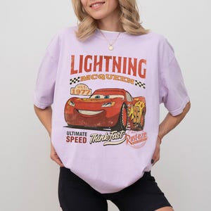 Camiseta vintage de Rayo McQueen, camiseta retro de la película Cars, camiseta de cumpleaños de 1977, camiseta a juego para viaje familiar a Disneyland, regalo con gráfico de carreras imagen 7