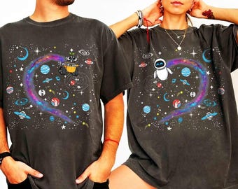 Camiseta retrô Disney Pixar Wall-E e Eva com meio coração e Via Láctea para casal, camiseta combinando para a Disneylândia, Disney Pixar Fest, looks para viagem ao Walt Disney World.
