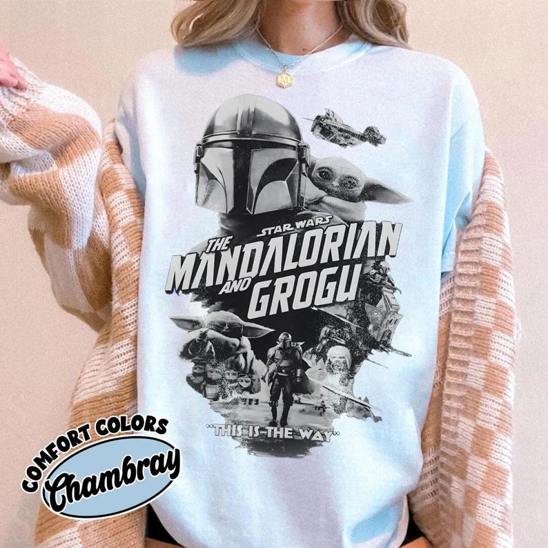 Peut inclure: Sweat-shirt bleu clair avec un motif noir et blanc de The Mandalorian et Grogu de Star Wars. Le design comprend le casque du Mandalorien, Grogu et le texte "THE MANDALORIAN AND GROGU". Le sweat-shirt porte &eacute;galement le texte "THIS IS THE WAY".