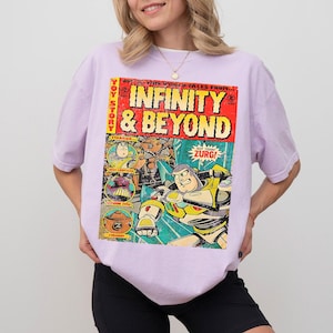 Może przedstawiać: Jasnofioletowa koszulka z okładką komiksu. Okładka komiksu zawiera słowa "INFINITY & BEYOND" dużymi literami, z ilustracjami Buzza Astrala i innych postaci na czerwono-ż&oacute;łtym tle.