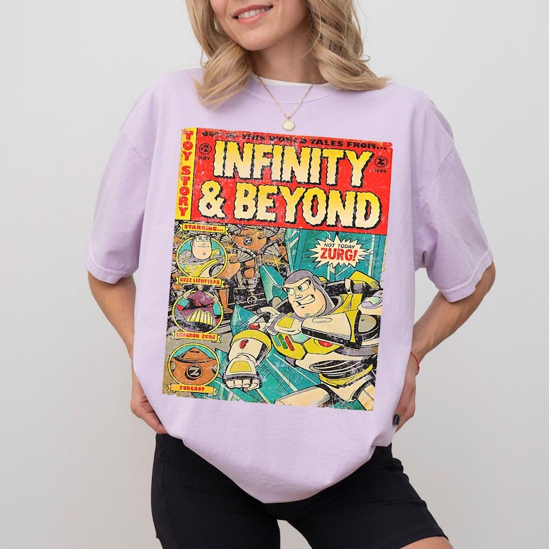 Może przedstawiać: Jasnofioletowa koszulka z okładką komiksu. Okładka komiksu zawiera słowa "INFINITY & BEYOND" dużymi literami, z ilustracjami Buzza Astrala i innych postaci na czerwono-ż&oacute;łtym tle.