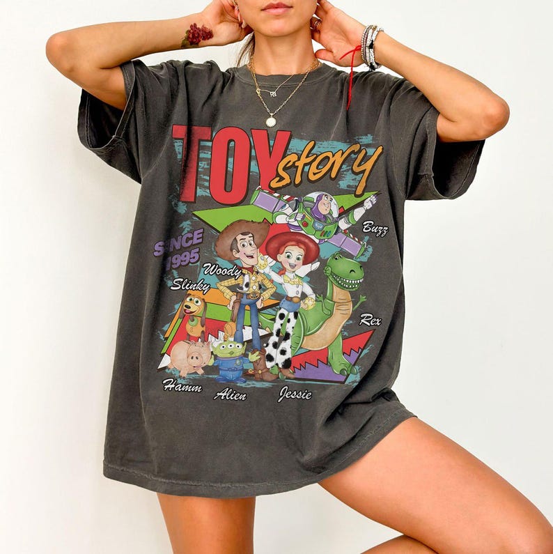 Retro Toy Story Comfort Farben Shirt, Woody Buzz Rex T-Shirt, Pixar Familienurlaub Shirt, Disneyland Reise T-Shirt, BTW passendes Familien Shirt Geschenk Bild 1