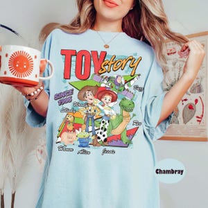 Retro Toy Story Comfort Farben Shirt, Woody Buzz Rex T-Shirt, Pixar Familienurlaub Shirt, Disneyland Reise T-Shirt, BTW passendes Familien Shirt Geschenk Bild 7